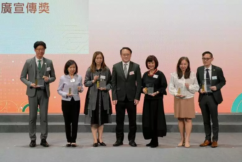 僱員再培訓局委員譚志聰(中)向港專協理副校長陳潔儀(右二)頒發「ERB推廣宣傳獎」
僱員再培訓局委員譚志聰(中)向港專協理副校長陳潔儀(右二)頒發「ERB推廣宣傳獎」