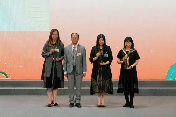 僱員再培訓局委員蘇栢燦(左二)向港專副校長李慧慈教授(右一)頒發「ERB網上培訓獎」
僱員再培訓局委員蘇栢燦(左二)向港專副校長李慧慈教授(右一)頒發「ERB網上培訓獎」