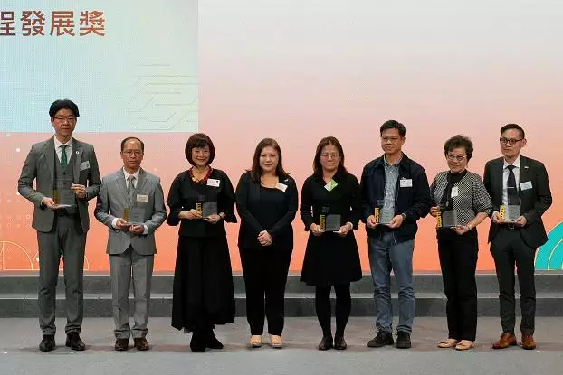 僱員再培訓局委員黃雅麗(左四)向港專職業訓練學院助理總監盧永良(右三)頒發「ERB課程發展獎」
僱員再培訓局委員黃雅麗(左四)向港專職業訓練學院助理總監盧永良(右三)頒發「ERB課程發展獎」