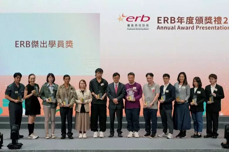 勞工及福利局局長孫玉菡(中)向港專獲獎學員頒發「ERB傑出學員獎」
勞工及福利局局長孫玉菡(中)向港專獲獎學員頒發「ERB傑出學員獎」