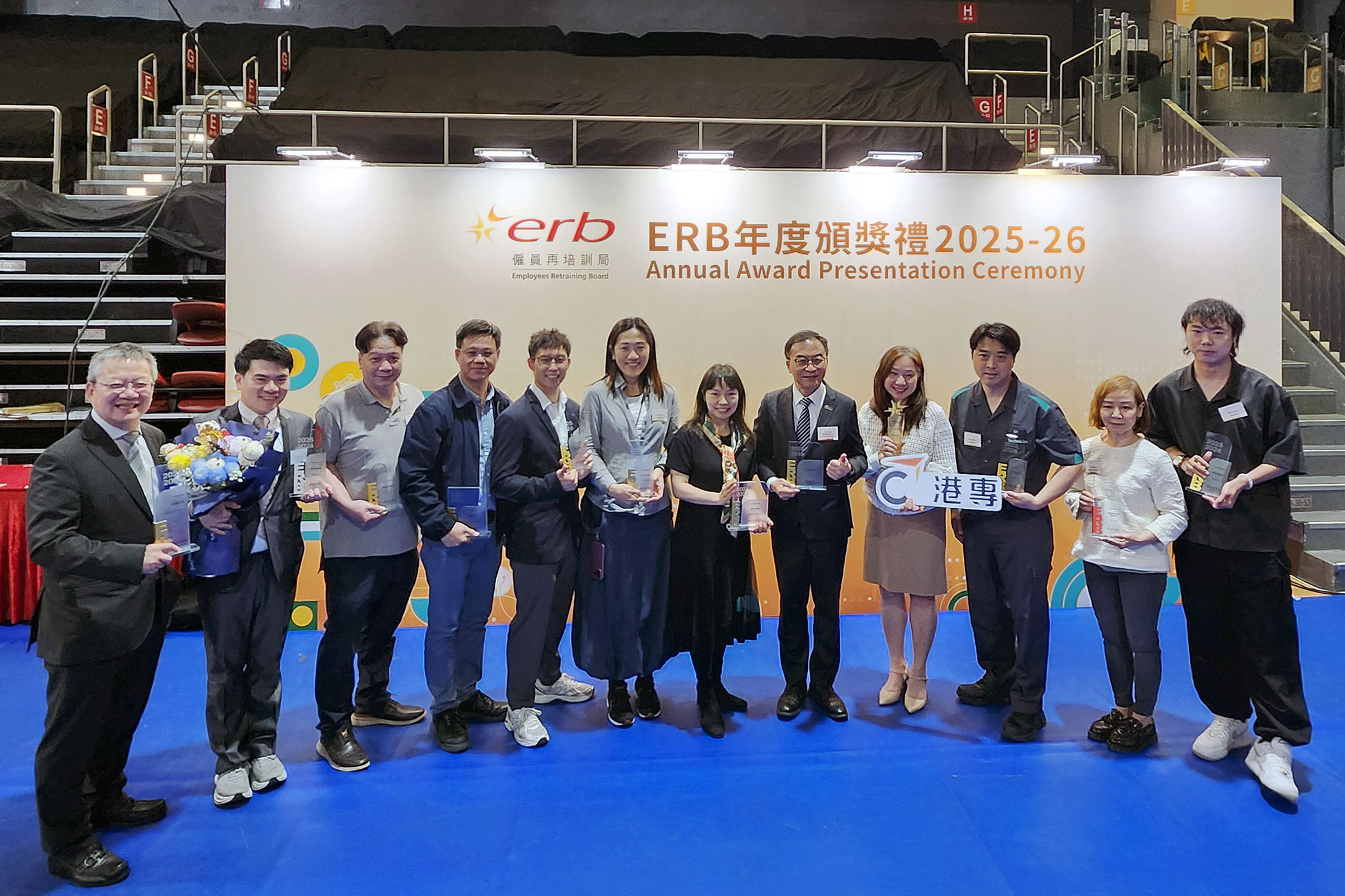 僱員再培訓局(ERB)於2026年3月24日舉行「ERB年度頒獎禮2025-26」,以表揚積極進取、增值自強的學員,以及所有致力支持僱員再培訓局的僱主、培訓機構及導師。今年,香港專業進修學校(港專)、畢業學員及導師獲ERB頒發共12個獎項,以肯定港專過去一年在培訓及協助就業的成就及貢獻。 僱員再培訓局(ERB)於2026年3月24日舉行「ERB年度頒獎禮2025-26」,以表揚積極進取、增值自強的學員,以及所有致力支持僱員再培訓局的僱主、培訓機構及導師。今年,香港專業進修學校(港專)、畢業學員及導師獲ERB頒發共12個獎項,以肯定港專過去一年在培訓及協助就業的成就及貢獻。