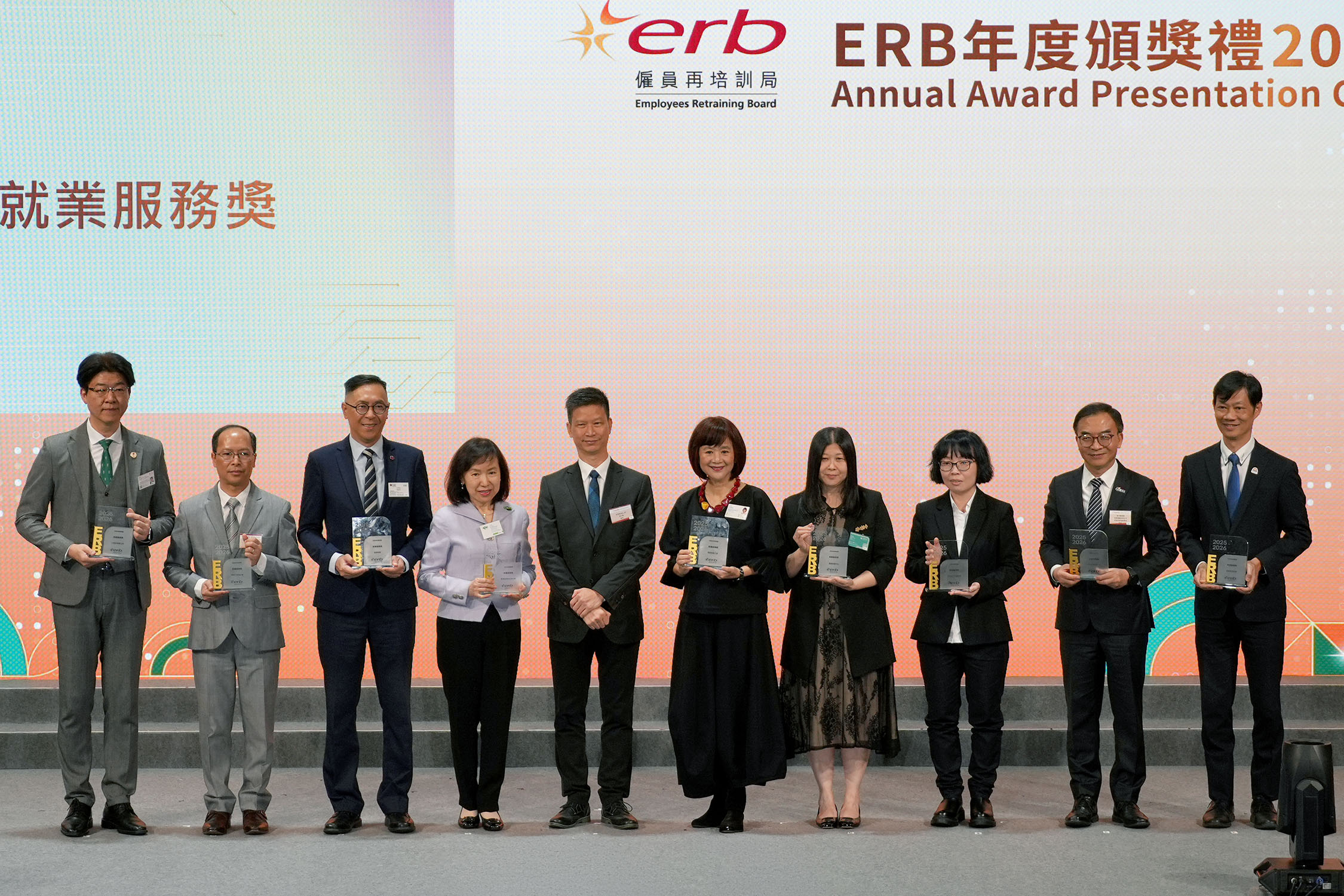 勞工處處長許澤森, JP(左五)向港專校長陳卓禧教授(右二)頒發「ERB就業服務獎」 勞工處處長許澤森, JP(左五)向港專校長陳卓禧教授(右二)頒發「ERB就業服務獎」