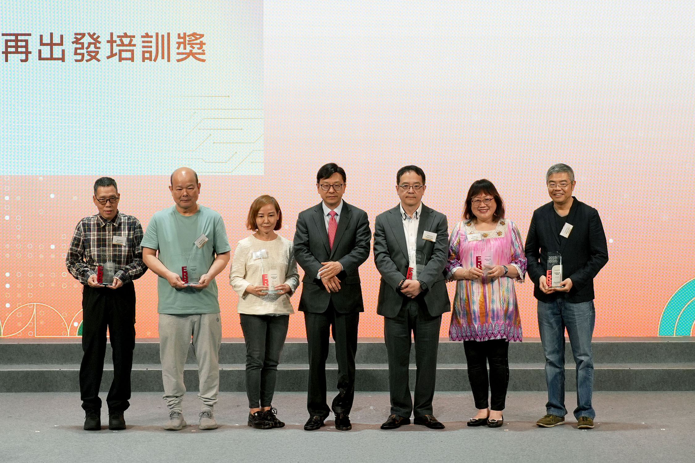 勞工及福利局局長孫玉菡(中)向港專獲獎學員雷少麗(左三) 頒發「ERB職場再出發培訓獎」 勞工及福利局局長孫玉菡(中)向港專獲獎學員雷少麗(左三) 頒發「ERB職場再出發培訓獎」