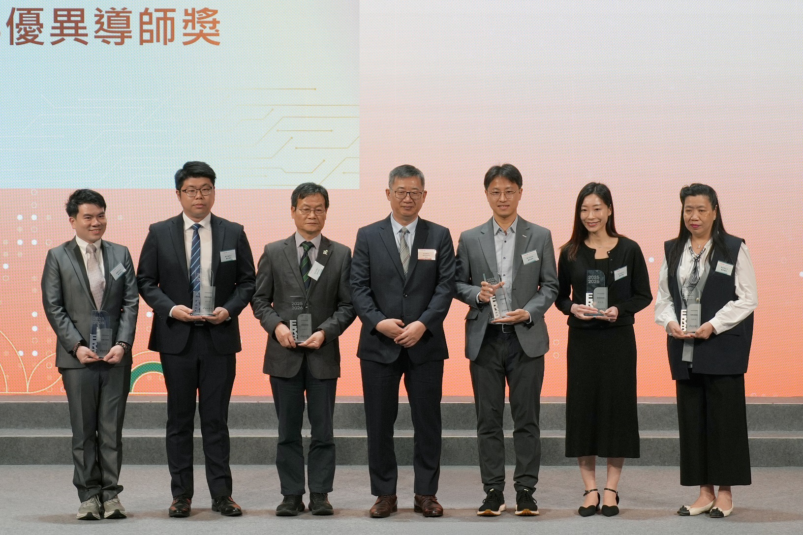 僱員再培訓局委員林天賦(中)向港專導師羅慶均(左一)頒發「ERB優異導師獎」 僱員再培訓局委員林天賦(中)向港專導師羅慶均(左一)頒發「ERB優異導師獎」"